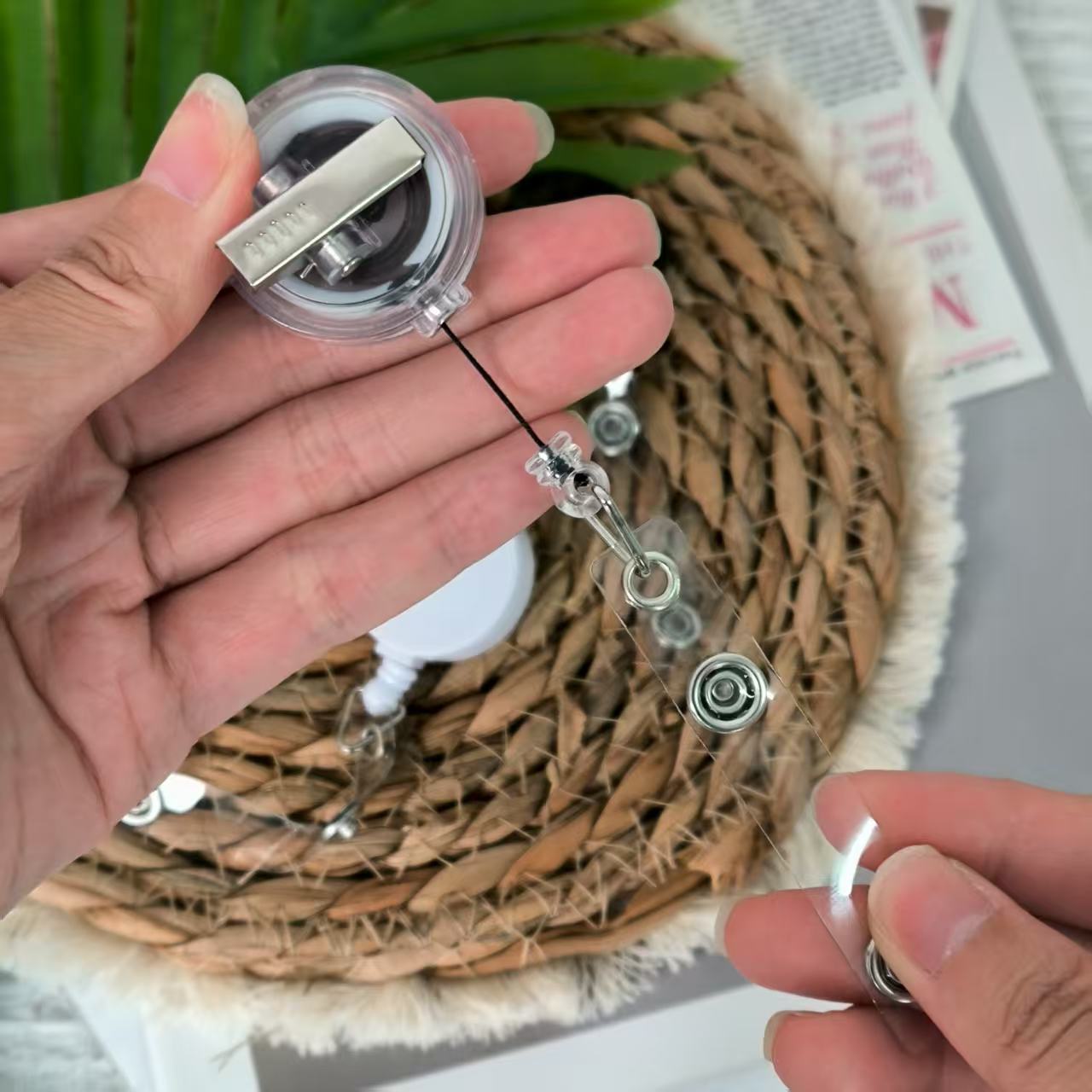 $5/8pcs Rotatable badge reel